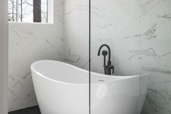 Top raisons d'adopter le mitigeur noir pour votre baignoire
